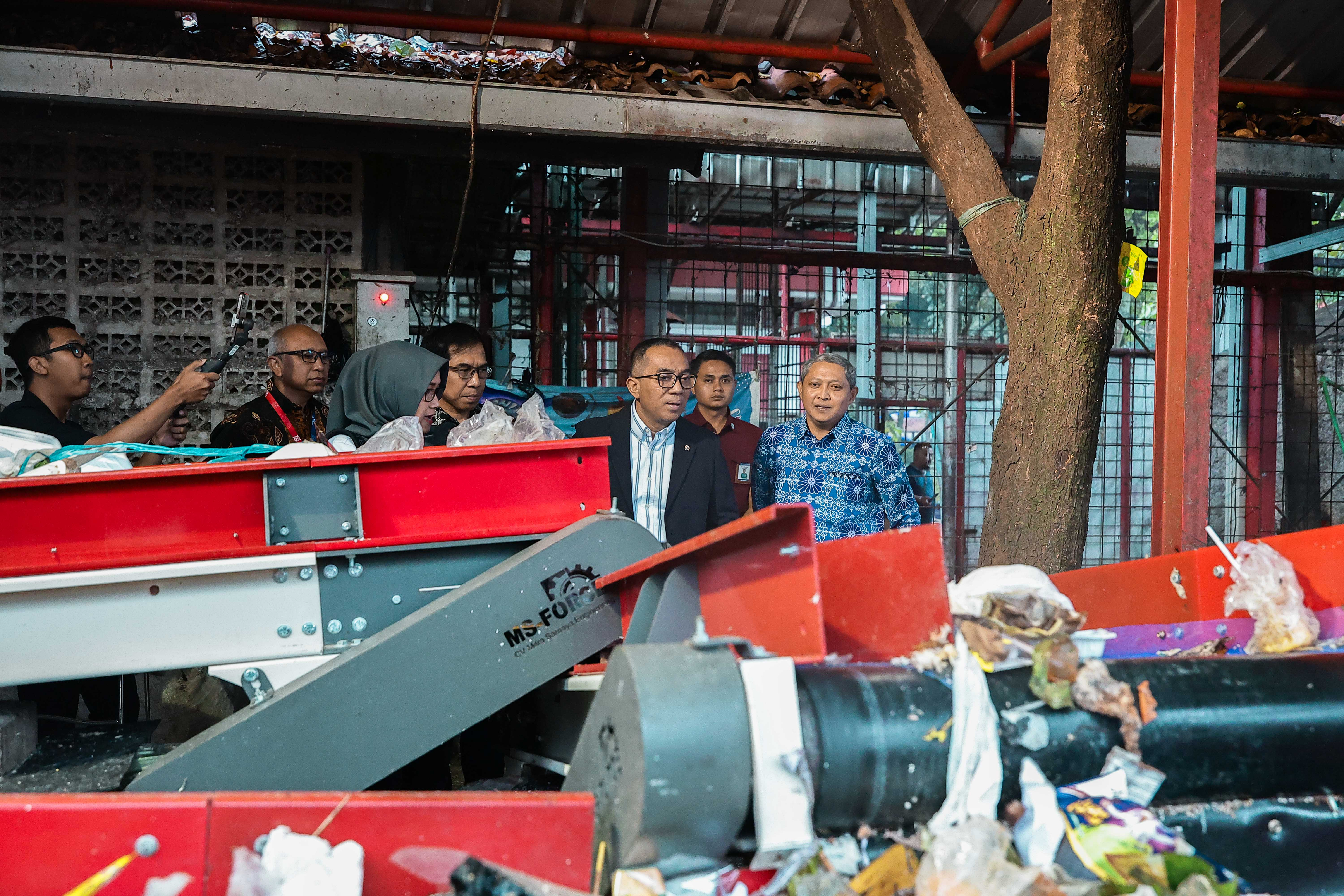 Minister of Higher Education Visits Telkom University: Advancing Academic Excellence and Showcasing Innovative Waste Incinerator for Strengthened Sustainability Practices
