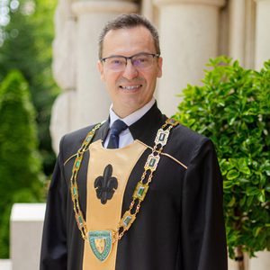 Dr. Adrián Fábián